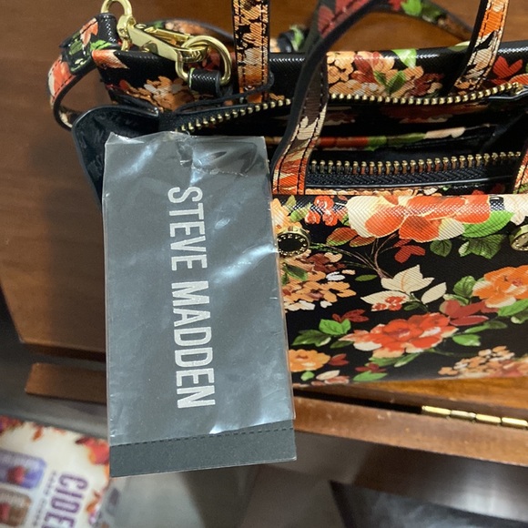 Steve Madden small black and floral crossbody - Picture 5 of 5